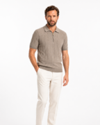 Polo homme élégant à texture verticale – Style chic moderne