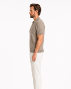 Polo homme élégant à texture verticale – Style chic moderne